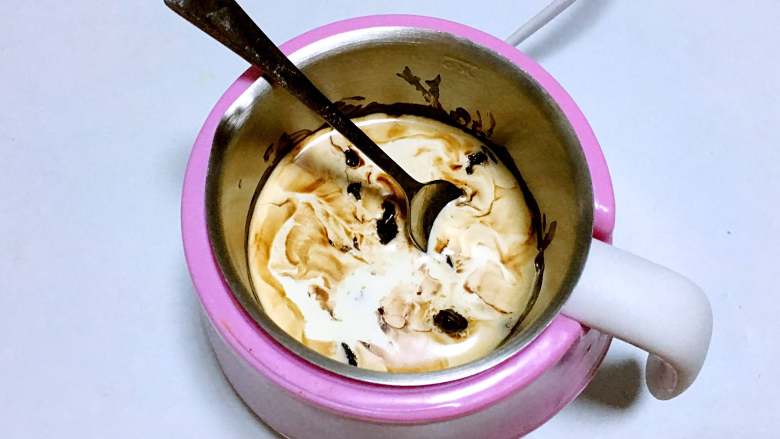 芒果淋面生日蛋糕,将淡奶油和黑巧克力放入巧克力熔炉中，慢慢让巧克力融化，然后搅拌均匀。