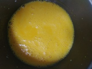 电饭煲蛋糕,蛋黄搅拌均匀，不能油水分离。