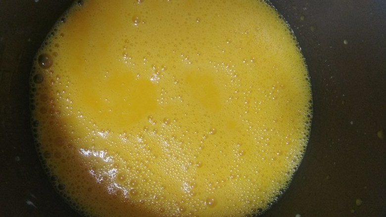 电饭煲蛋糕,蛋黄搅拌均匀，不能油水分离。