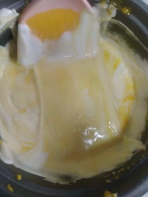 电饭煲蛋糕,打好的蛋白分三次加入蛋黄液中。