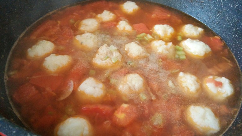 番茄鱼丸汤,再加上胡椒粉和盐，撒香菜末