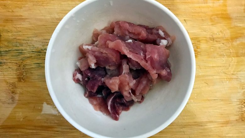 杭帮经典菜の肉片炒二冬,猪肉洗净，如图所示，切成薄片