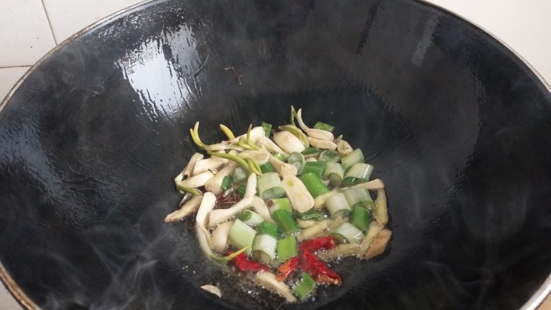 青椒木耳炒腊肉,热锅入油放入作料