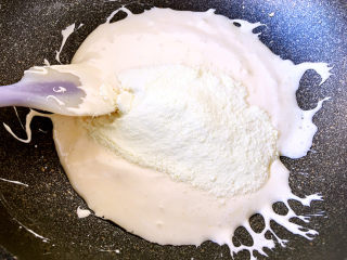 雪花酥,加入奶粉，继续搅拌煮至无干粉状态。