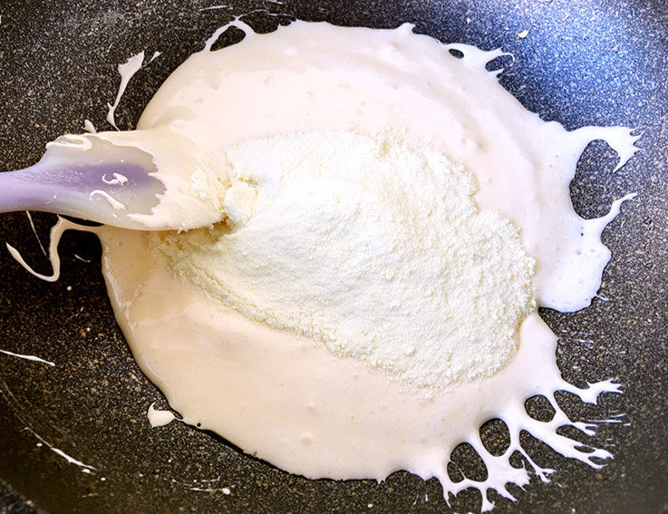 雪花酥,加入奶粉，继续搅拌煮至无干粉状态。