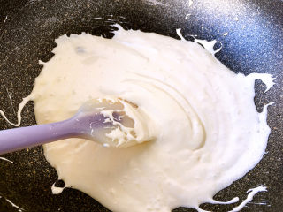 雪花酥,用刮刀按压、搅拌，直到棉花糖融化，和黄油完全融合，大气泡消失，显现有光泽的状态。