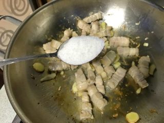 芸豆烧肉,待肉煸炒至泛白，加入白糖两汤匙。