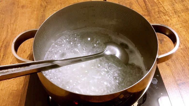 手工制作汤圆,听说用煮烂的大米粥做汤圆味道不错，我就效仿了一下，煮了一小碗的大米粥。