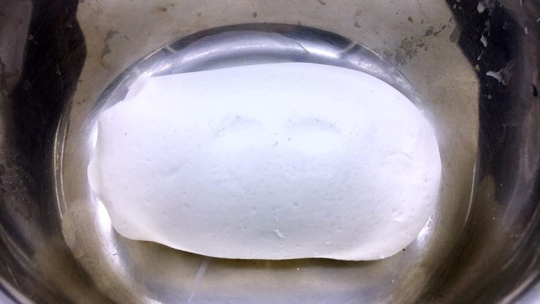 手工制作汤圆,将糯米粉揉成光滑的面团，盖上保鲜膜备用。