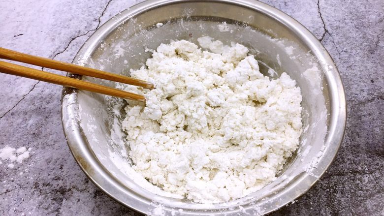 手工制作汤圆,用筷子把糯米粉搅成棉花状。