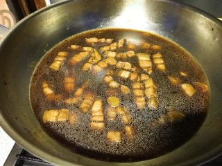 芸豆烧肉,加入足够的水，漫过猪肉一倍。