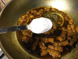 芸豆烧肉,汤烧开后加入2小匙的盐。