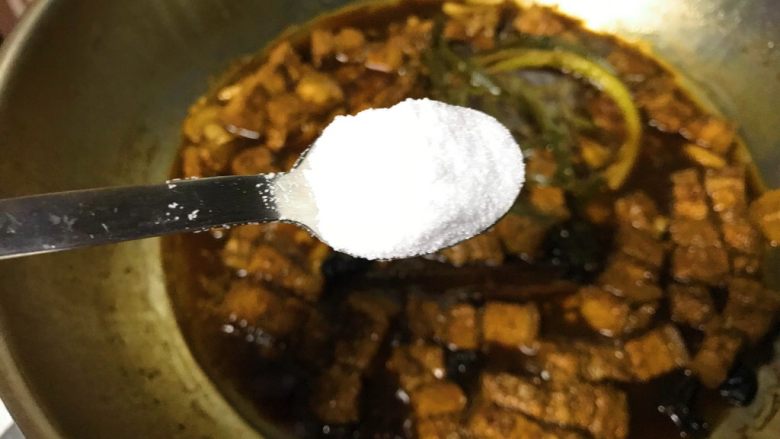 芸豆烧肉,汤烧开后加入2小匙的盐。