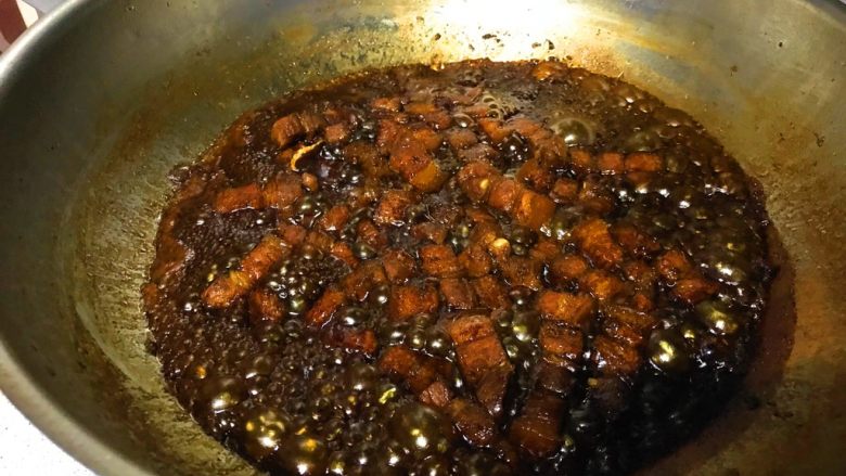 芸豆烧肉,小火炖煮大概40分钟，汤汁明显变少了，此时肉已入味软烂。