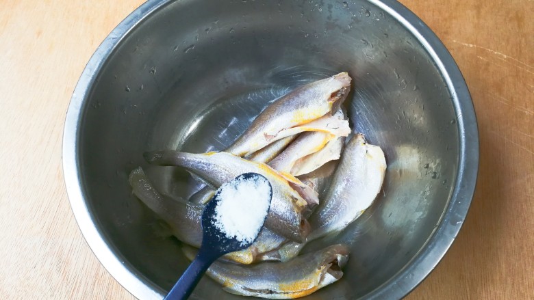 酥香嫩嫩的小黄鱼,放半小勺盐小黄鱼上面