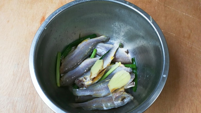 酥香嫩嫩的小黄鱼,拌匀腌制二十分钟
