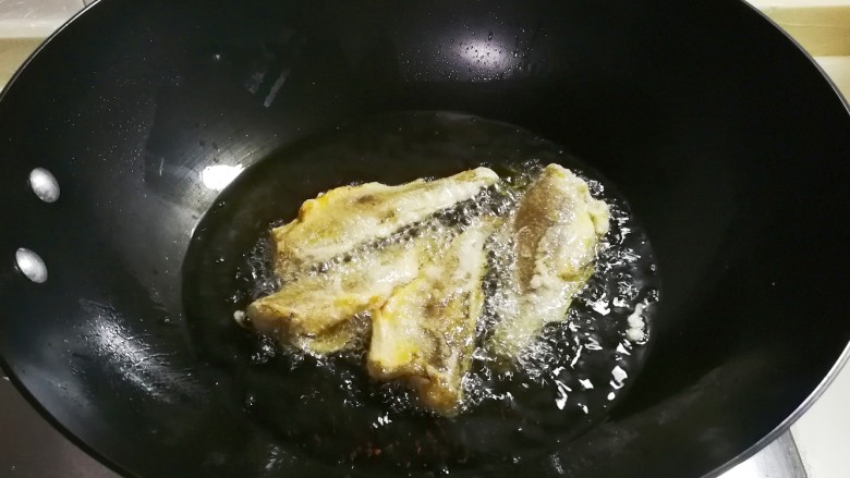 酥香嫩嫩的小黄鱼,翻个面再炸至浅黄色，捞出来凉一凉