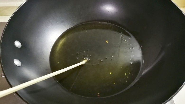 酥香嫩嫩的小黄鱼,用筷子试一下，看到筷子边冒泡就调小火