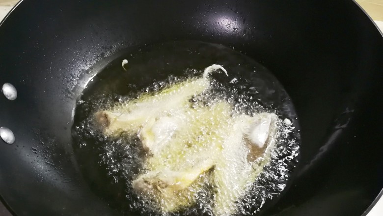 酥香嫩嫩的小黄鱼,炸至表面浅黄色