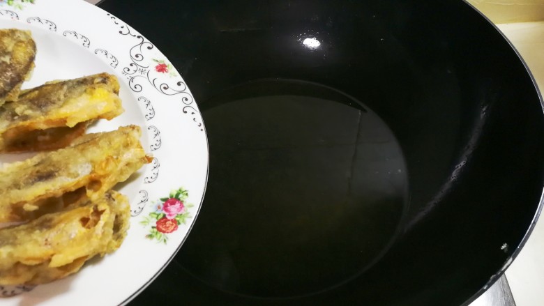 酥香嫩嫩的小黄鱼,再次油烧热，放入小黄鱼