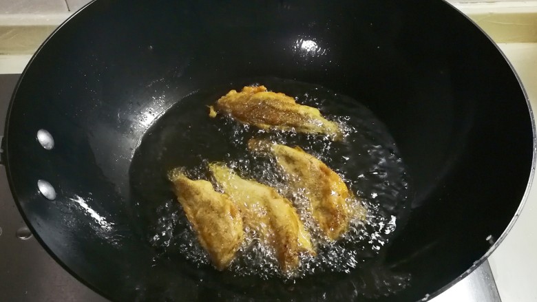 酥香嫩嫩的小黄鱼,炸至金黄捞出来