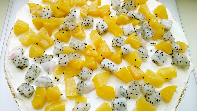 贺寿蛋糕,放上适量的黄桃丁和火龙果丁。