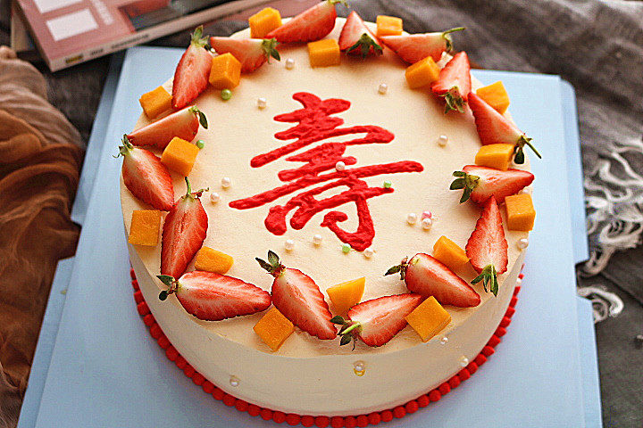 贺寿蛋糕,写出寿字，用水果装饰即可。
