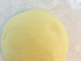 淡奶油吐司（一次性发酵）,取出面团放入撒了少量干粉的揉面垫上。