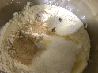 淡奶油吐司（一次性发酵）,把所有材料放入搅拌盆中。
