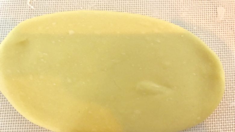 淡奶油吐司（一次性发酵）,醒发10分钟后用擀面杖擀成长舌状。