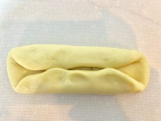 淡奶油吐司（一次性发酵）,上下往中间折对称。