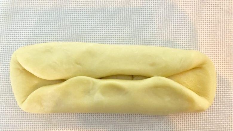 淡奶油吐司（一次性发酵）,上下往中间折对称。