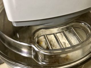 淡奶油吐司（一次性发酵）,开启厨师机揉面模式。（没有厨师机可以手揉、面包机揉。）