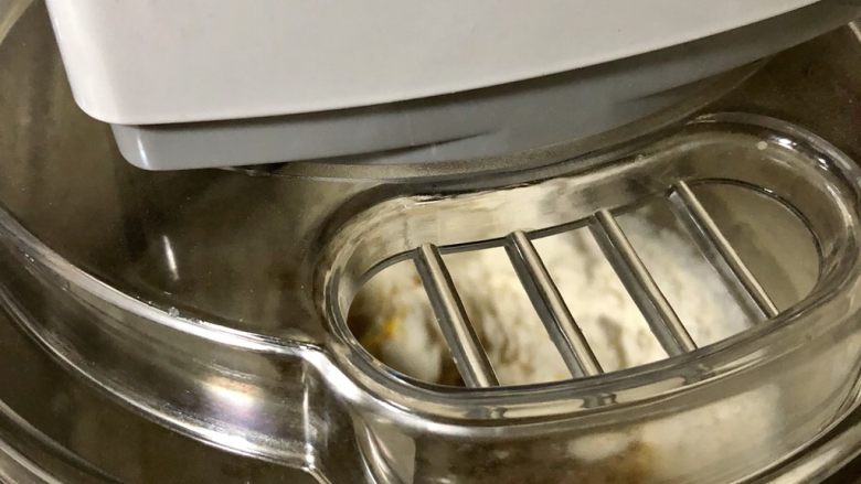 淡奶油吐司（一次性发酵）,开启厨师机揉面模式。（没有厨师机可以手揉、面包机揉。）