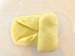 淡奶油吐司（一次性发酵）,然后从右往左卷。不要卷太紧了。