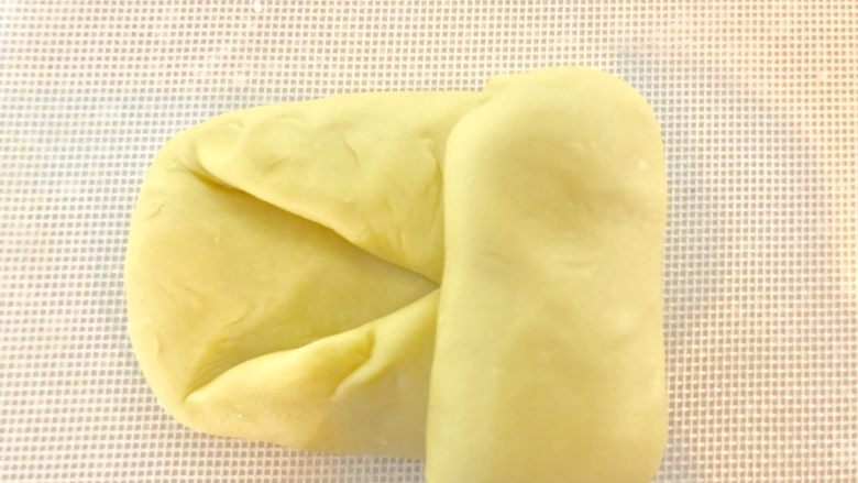 淡奶油吐司（一次性发酵）,然后从右往左卷。不要卷太紧了。