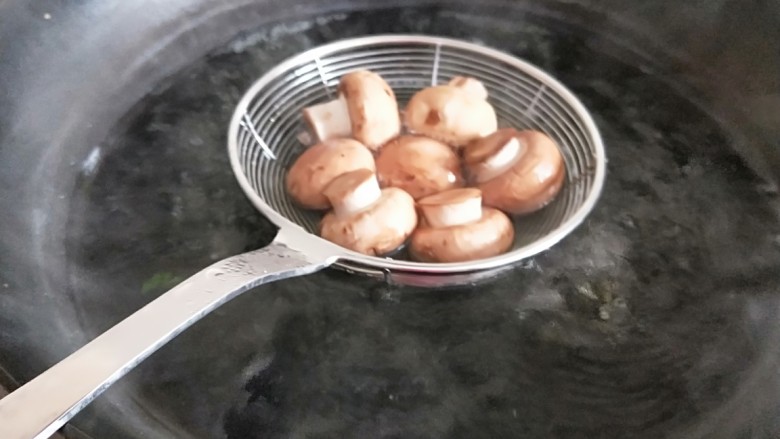 虾仁鲜菇鱼肉饺子,捞出来放凉。