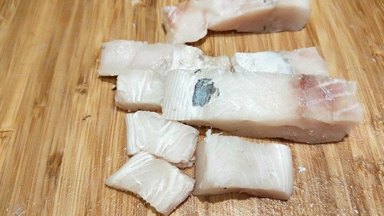 虾仁鲜菇鱼肉饺子,去皮去骨切成小块。