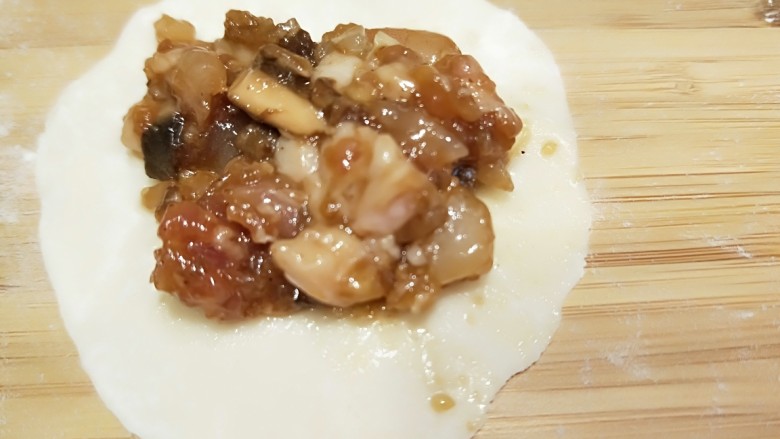 虾仁鲜菇鱼肉饺子,放入饺子馅。