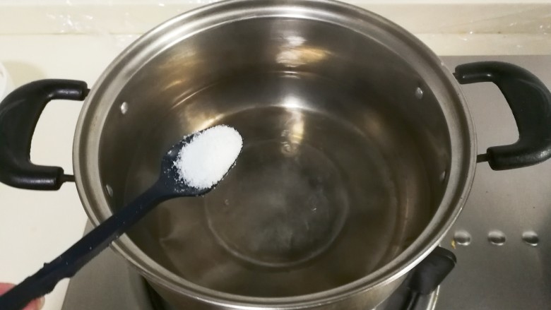 糖醋藕片花,锅中烧开水放一小勺盐