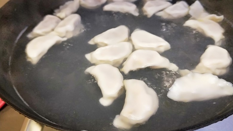 虾仁鲜菇鱼肉饺子,锅中放适量水烧开放入饺子煮熟。