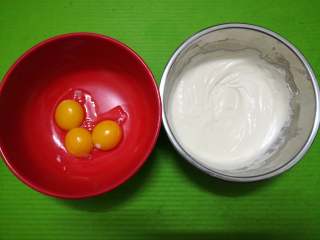 轻芝士蛋糕,蛋黄蛋白分开，每次只放入一个蛋黄到芝士糊中，搅拌均匀后再放另一个蛋黄搅拌