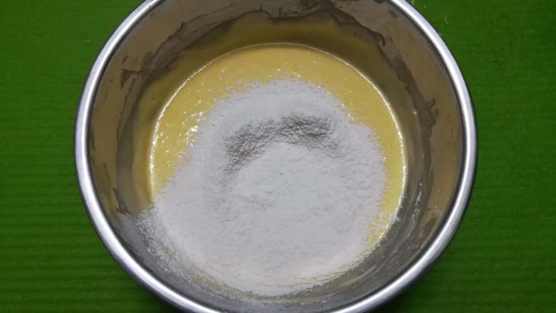 轻芝士蛋糕,芝士糊搅拌均匀后倒入已过筛的面粉，搅拌至无颗粒状态