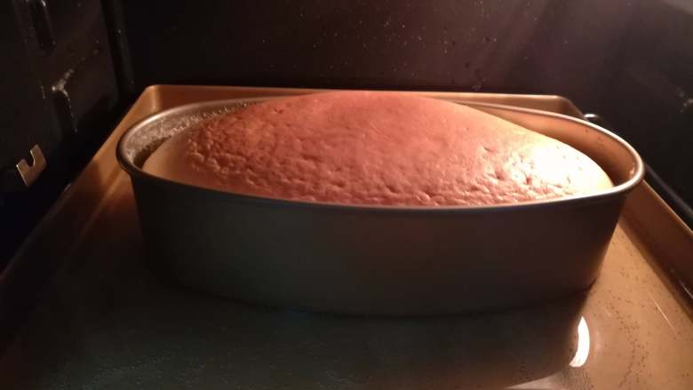 轻芝士蛋糕,烤好后不要马上取出，放在里面继续蒸30分钟再取出。这时蛋糕基本已经冷却完毕，放入冰箱冷藏4H以上或过夜