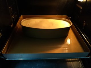 轻芝士蛋糕,放入170℃预热的烤箱，中下层烤20分钟，注意放一盆热水，高度1cm左右