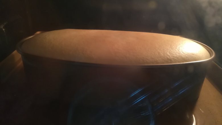轻芝士蛋糕,20分钟上色后将温度调至130℃，低温烘烤30分钟