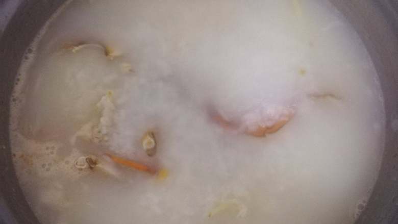 半正宗海鲜粥——条件所限电磁炉版,首先放螃蟹，注意不要搅拌，先煮个几十秒定型，以免蟹膏散掉