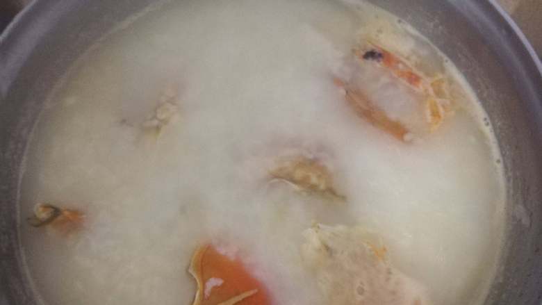 半正宗海鲜粥——条件所限电磁炉版,煮了3分钟后就可以放入虾了