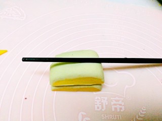 双色南瓜花卷,切成均匀的块，用筷子在中间压