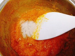 双色南瓜花卷,蒸好的南瓜趁热压泥，等不烫手时加入发酵粉